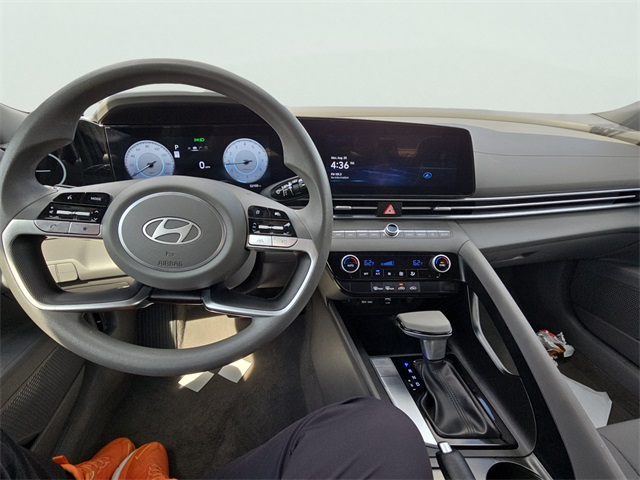 2024 Hyundai Elantra SEL photo 9