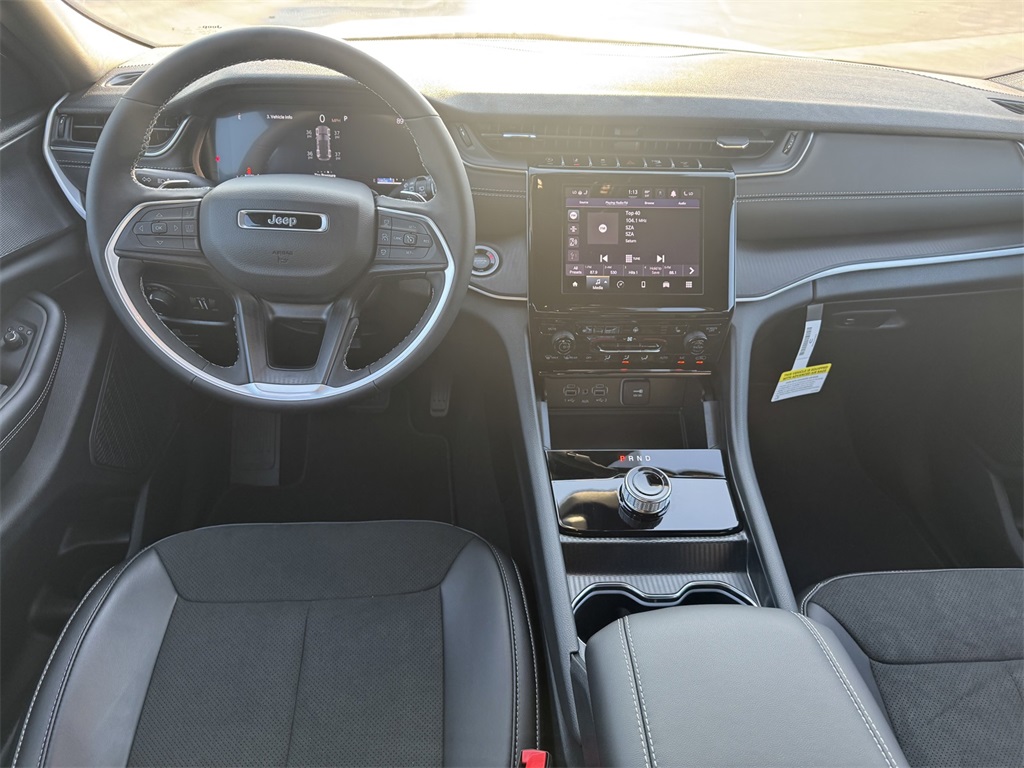 2025 Jeep Grand Cherokee Laredo Altitude photo 10
