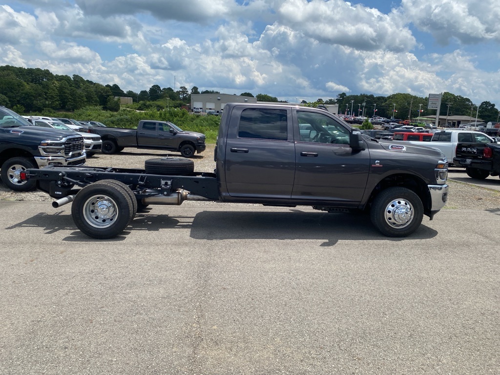 2025 Ram 3500 photo 4