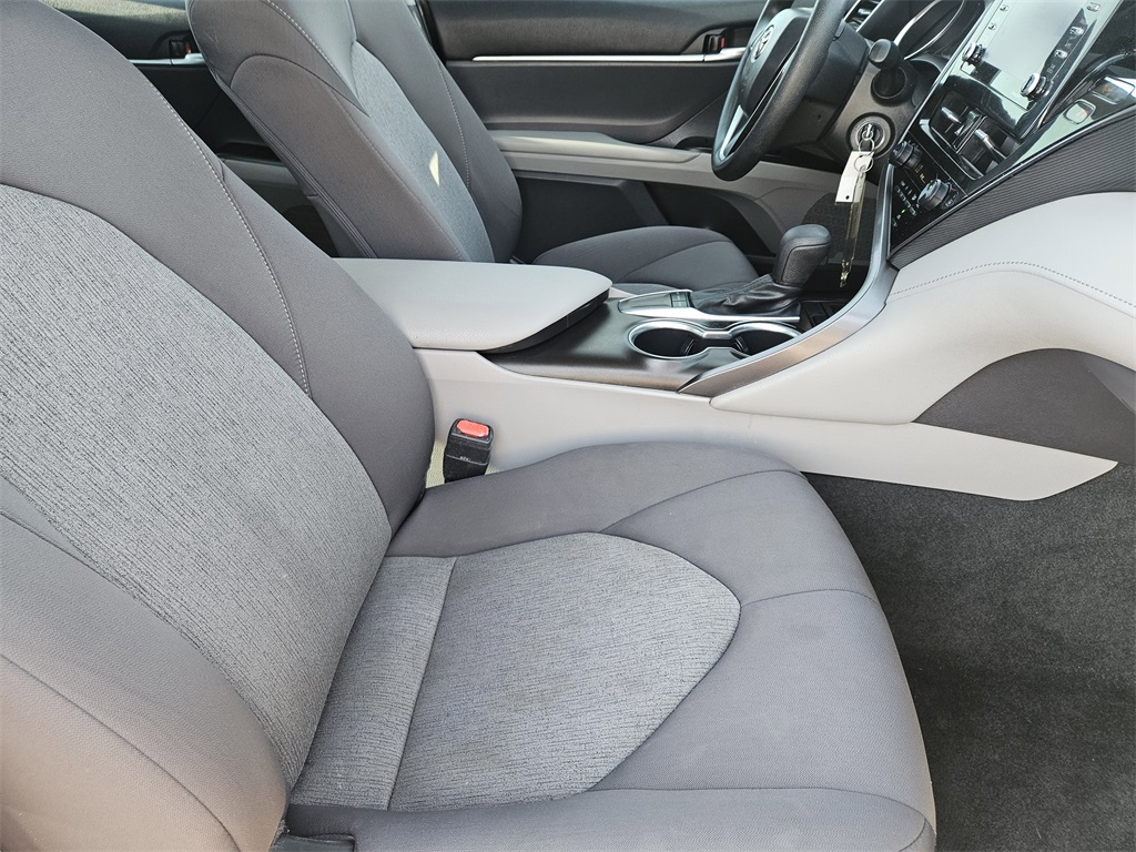 2022 Toyota Camry LE photo 10