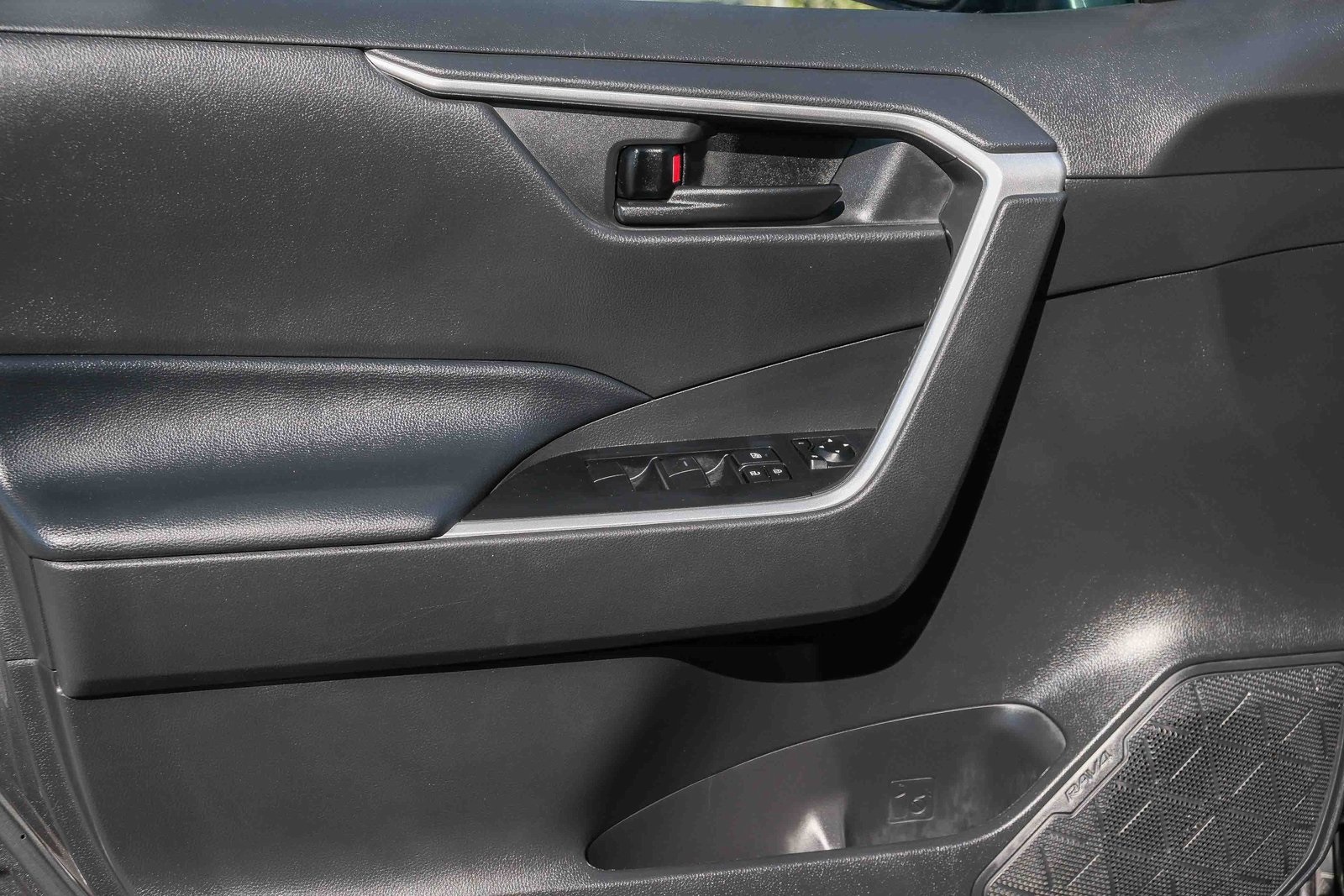2022 Toyota RAV4 LE photo 22