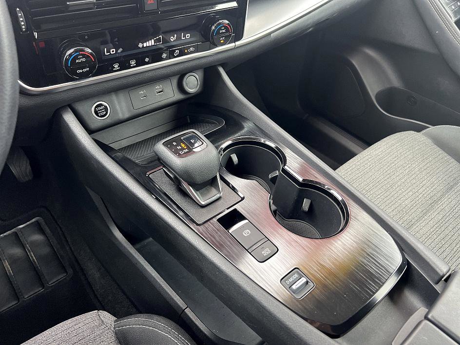 2021 Nissan Rogue SV photo 24