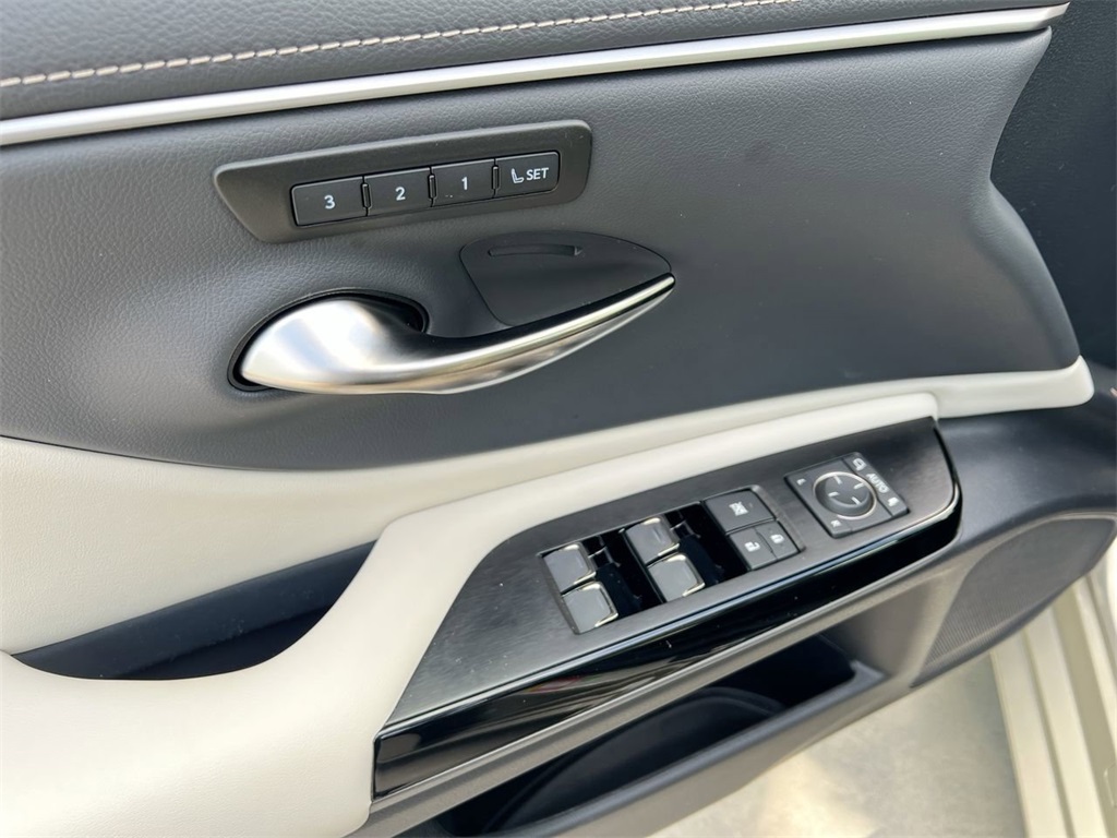 2025 Lexus ES 300h photo 10
