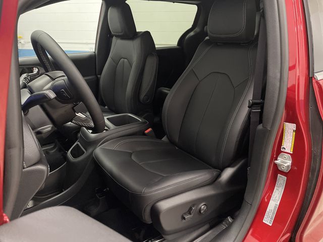 2025 Chrysler Pacifica photo 4