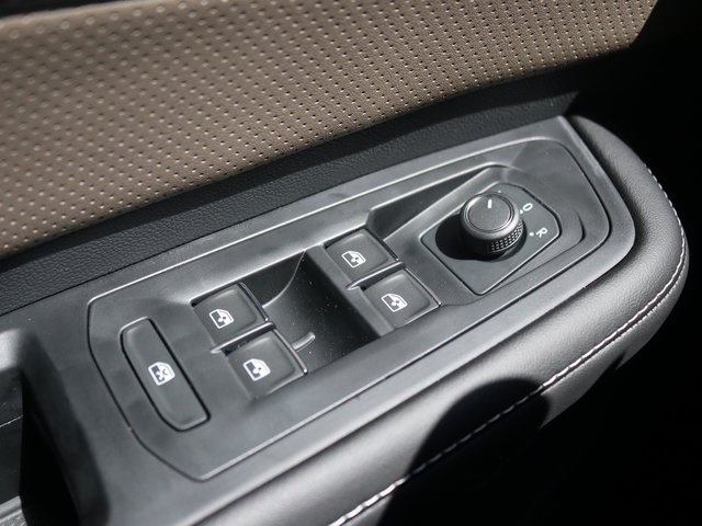 2025 Volkswagen Atlas SEL photo 16