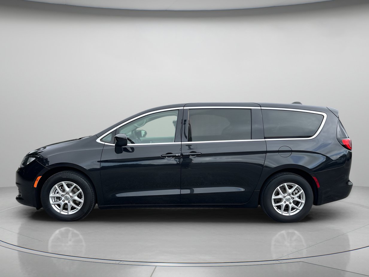 2022 Chrysler Voyager LX photo 5