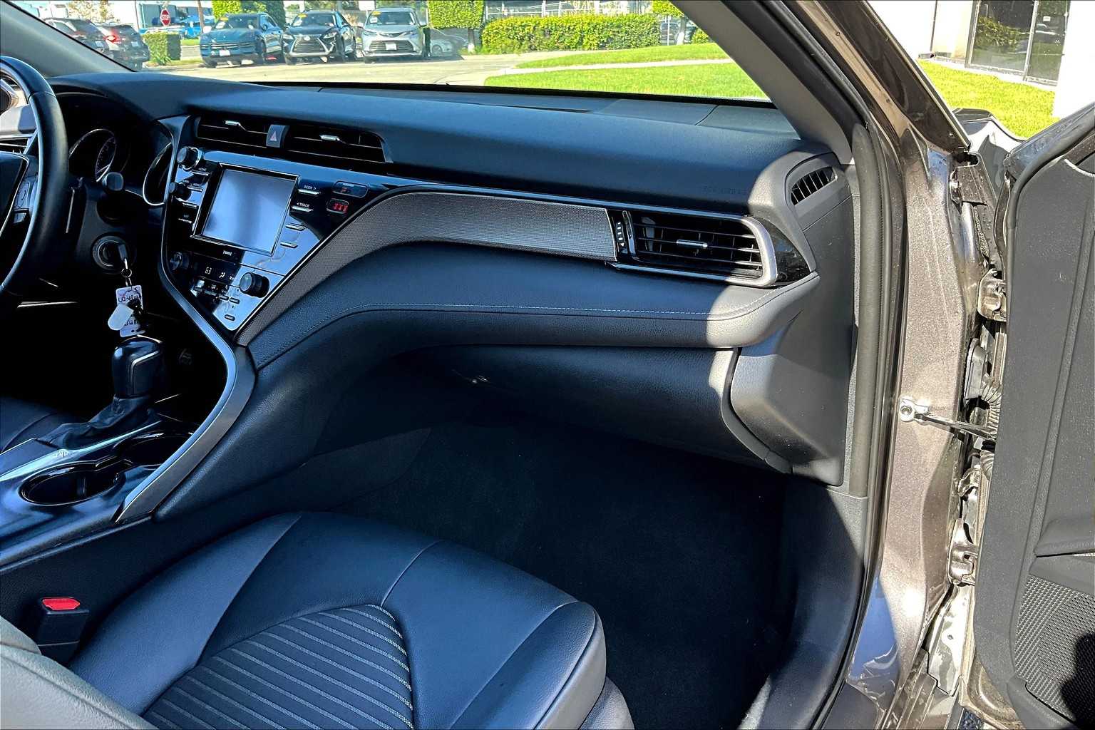 2020 Toyota Camry SE photo 16