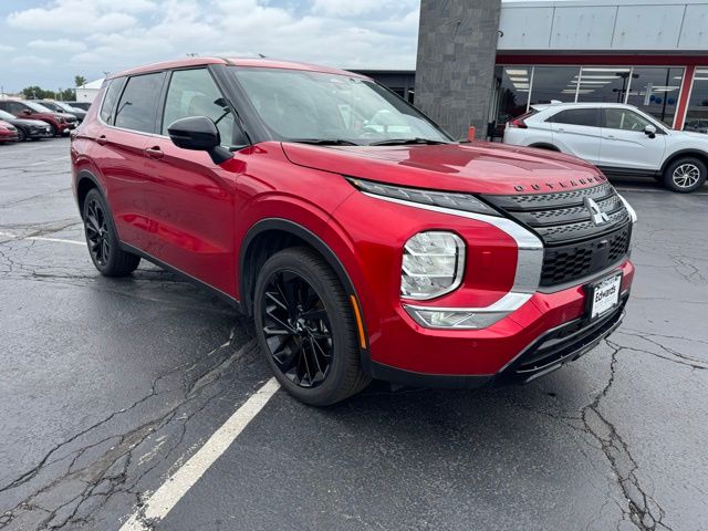 2024 Mitsubishi Outlander photo 3