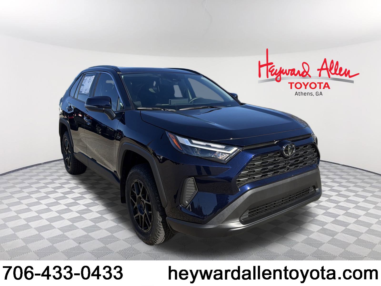 2025 Toyota RAV4 XLE's photo