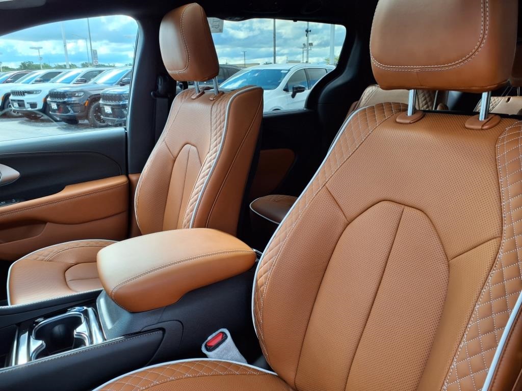 2026 Chrysler Pacifica Pinnacle photo 12