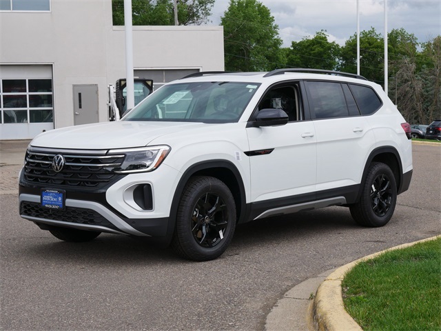 2025 Volkswagen Atlas Peak Edition SE photo 2