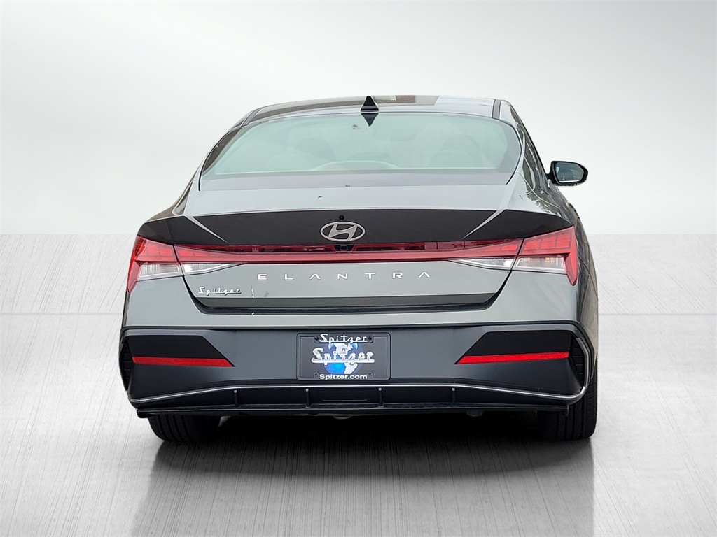 2024 Hyundai Elantra SEL Convenience photo 5