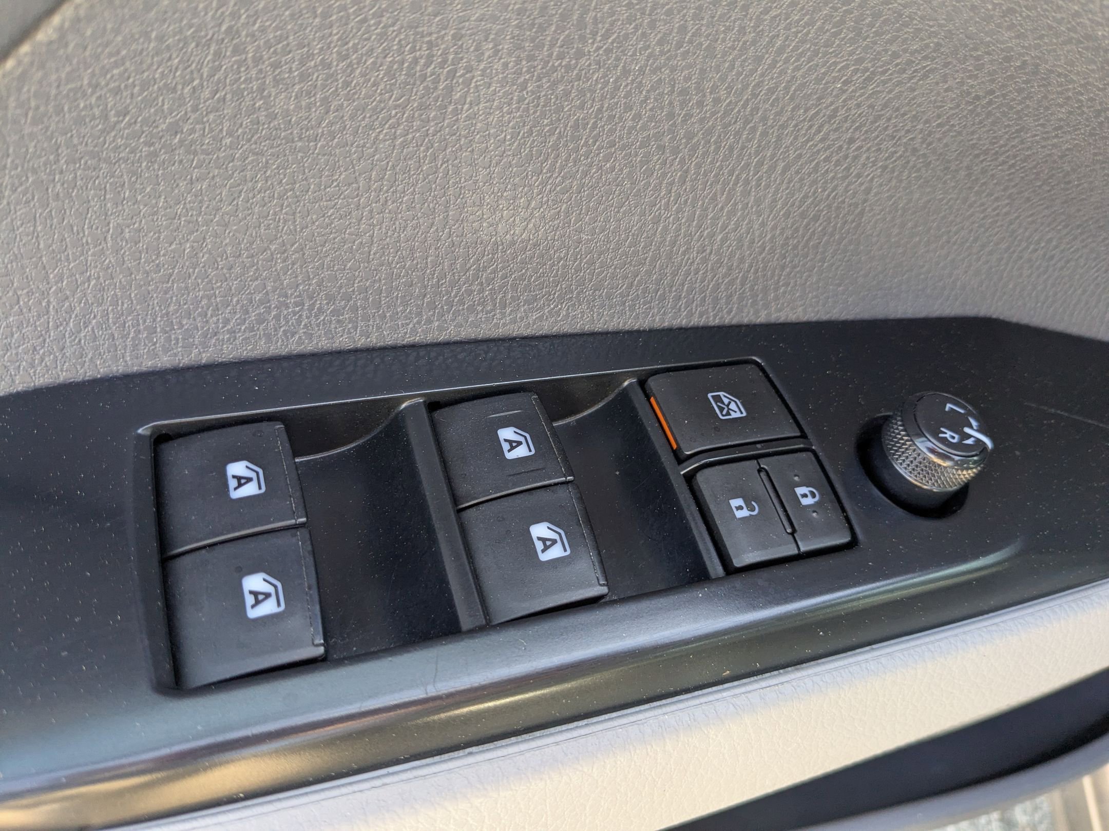 2020 Toyota Camry SE photo 13