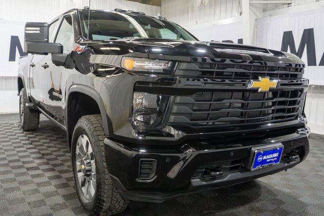 2025 Chevrolet Silverado 2500HD Custom photo 4