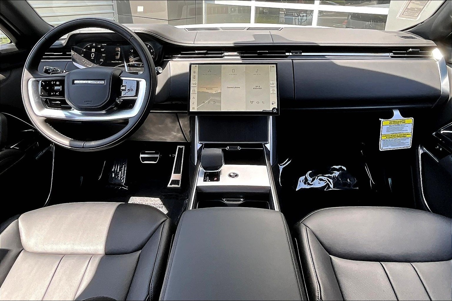 2025 Land Rover Range Rover SE photo 3