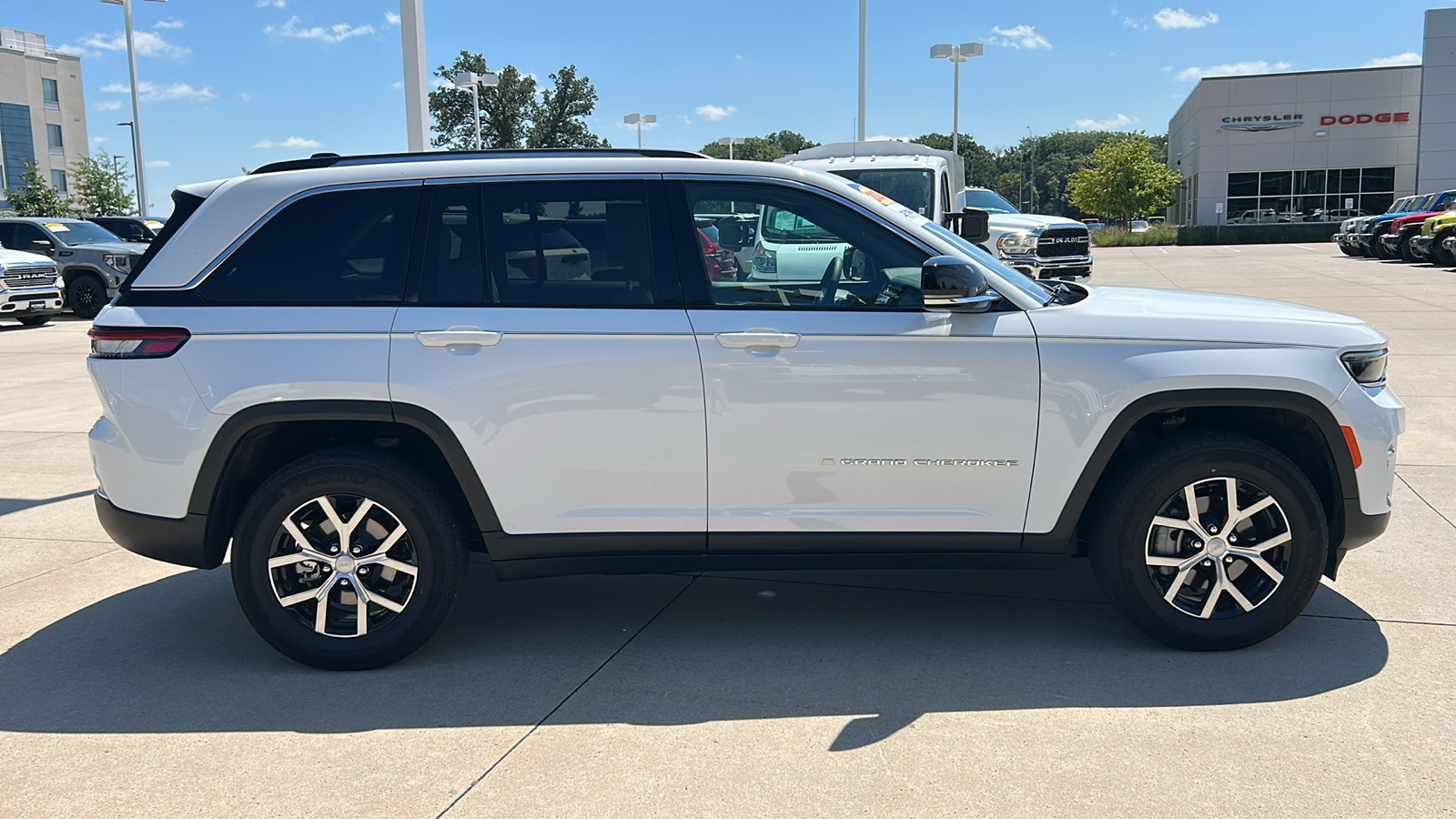 2024 Jeep Grand Cherokee Limited photo 2