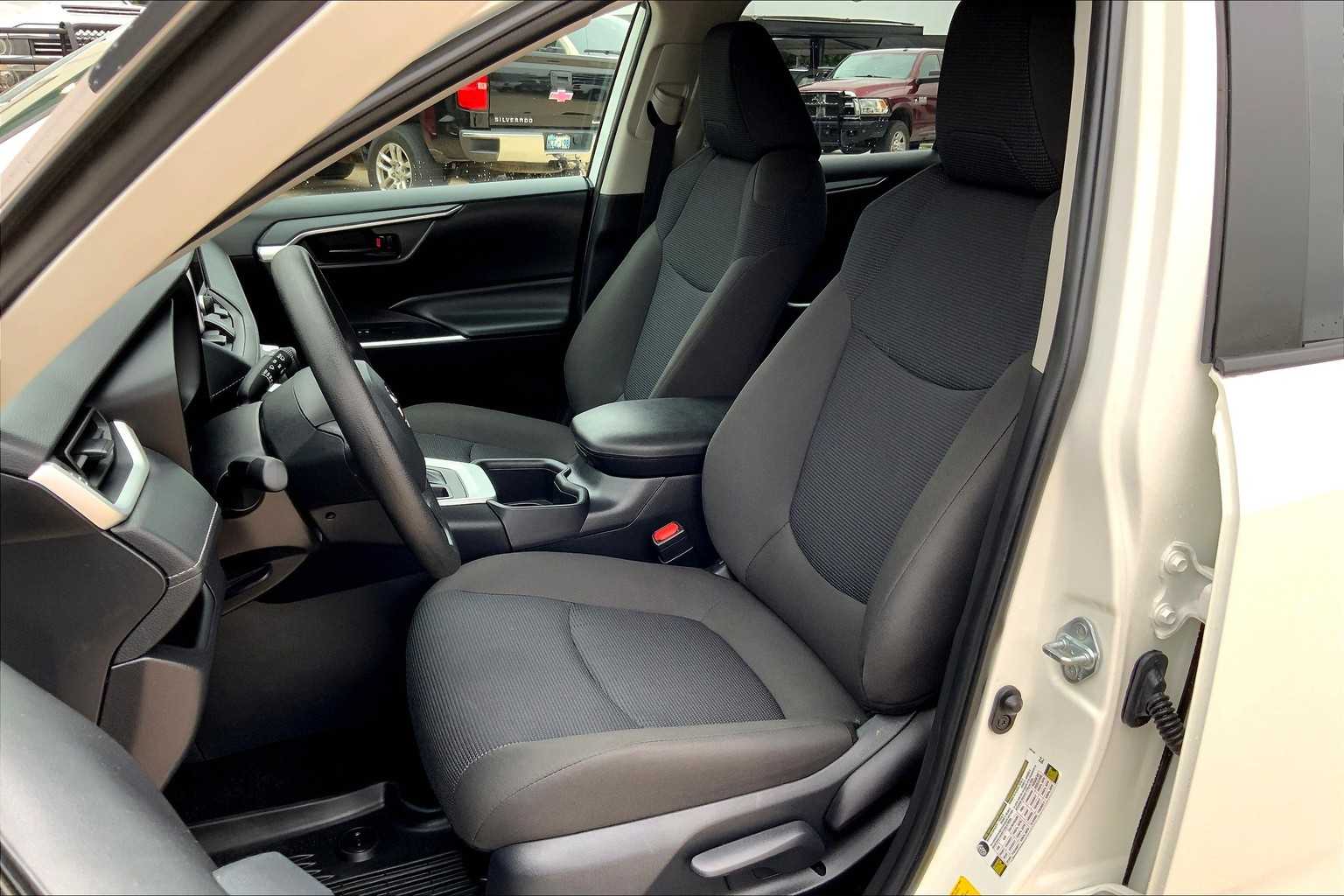 2025 Toyota RAV4 LE photo 5