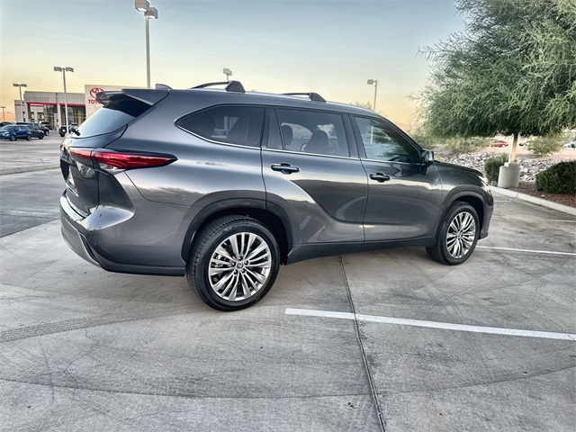 2023 Toyota Highlander Platinum photo 4