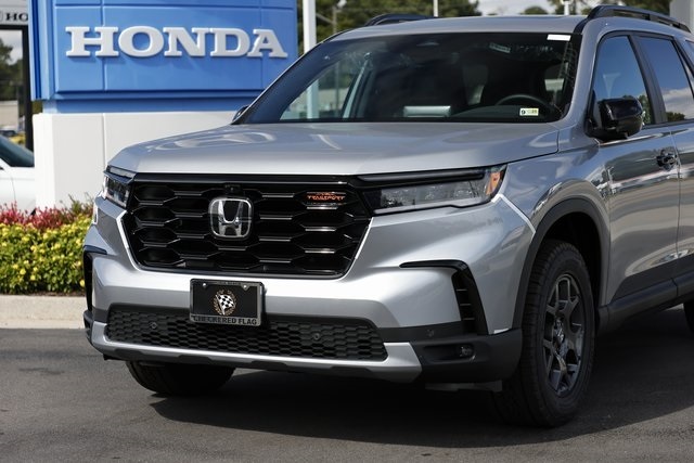 2025 Honda Pilot TrailSport photo 2