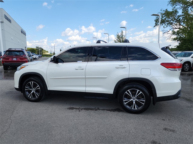 2019 Toyota Highlander LE Plus photo 4