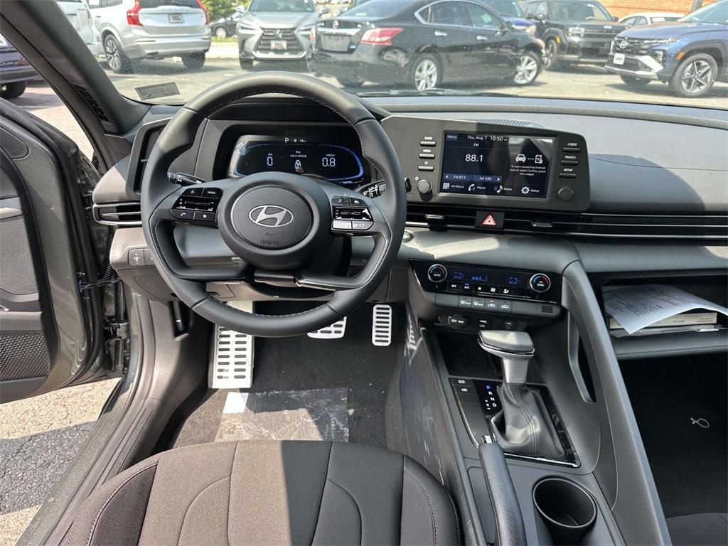 2025 Hyundai Elantra SEL Sport photo 16