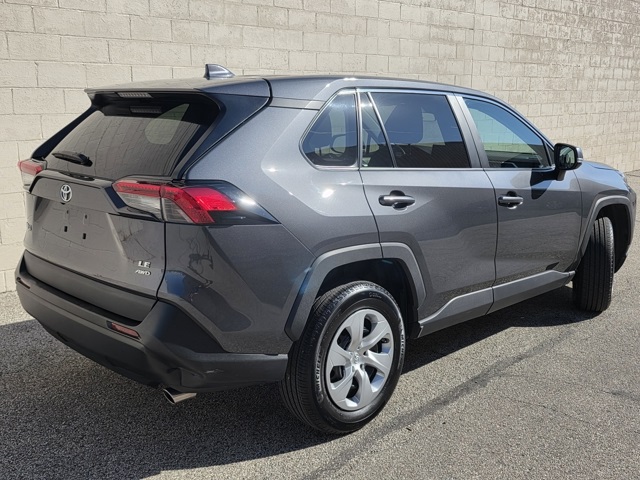 2022 Toyota RAV4 LE photo 5
