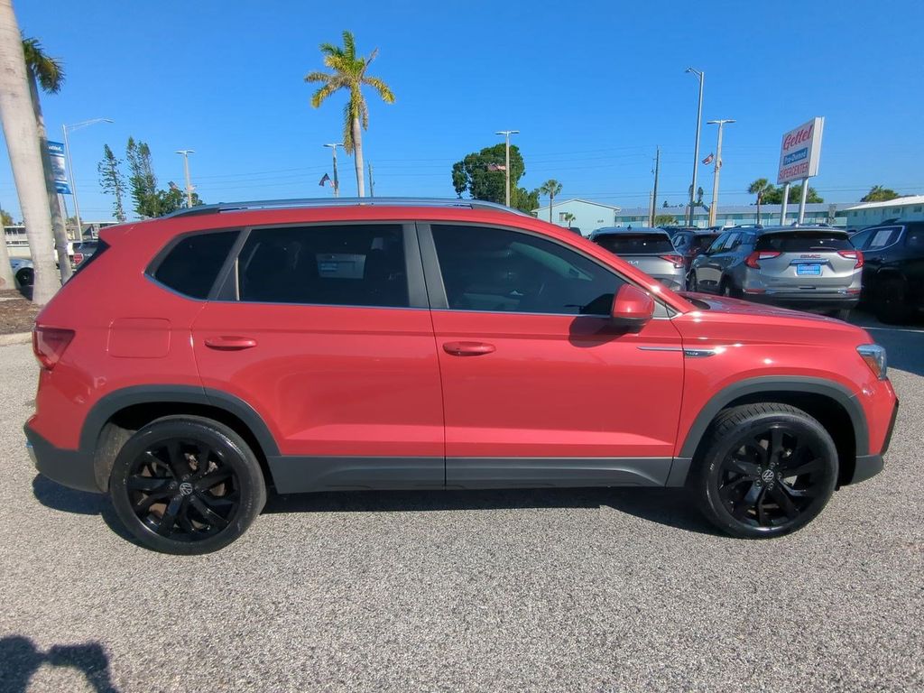 2022 Volkswagen Taos SE photo 2