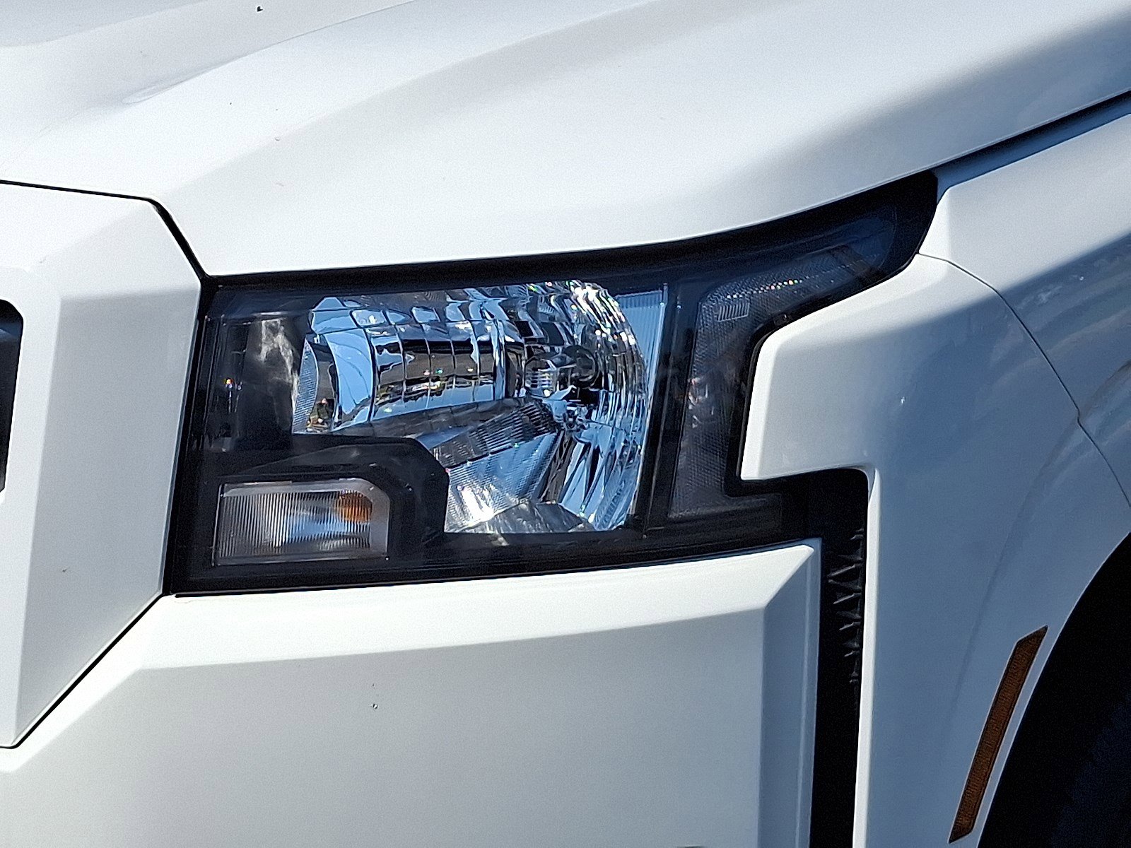 2024 Nissan Frontier SV photo 9