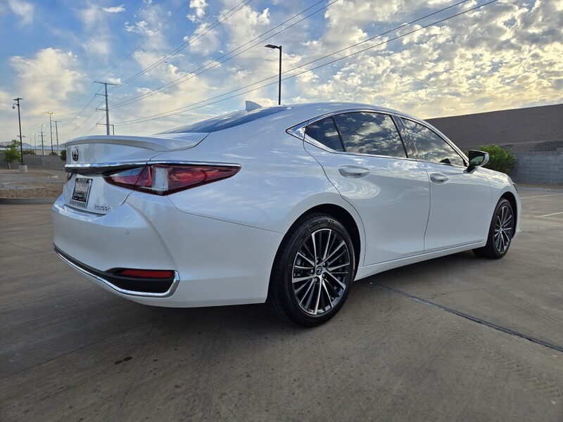 2025 Lexus ES 300h photo 3
