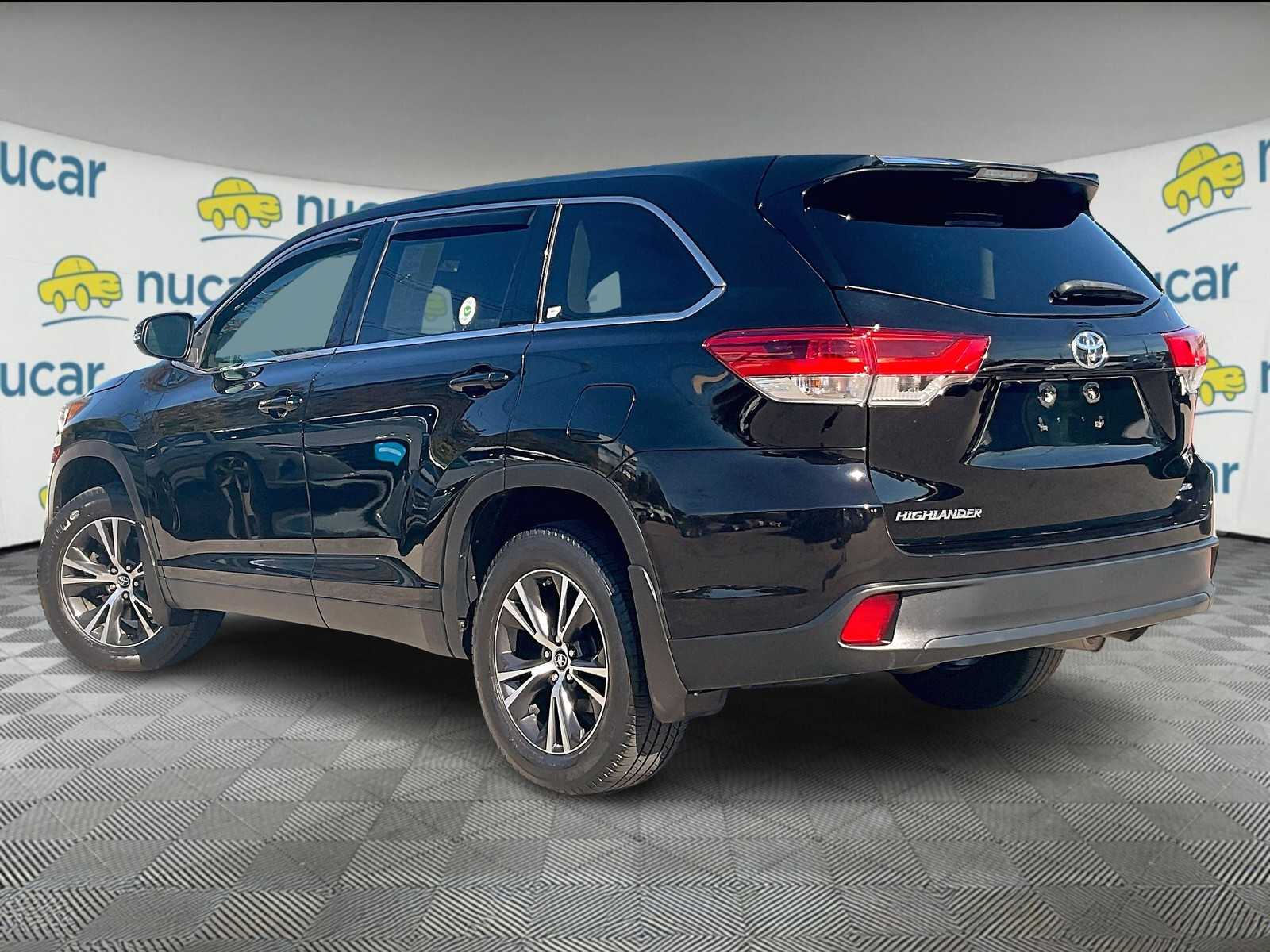 2019 Toyota Highlander LE photo 4