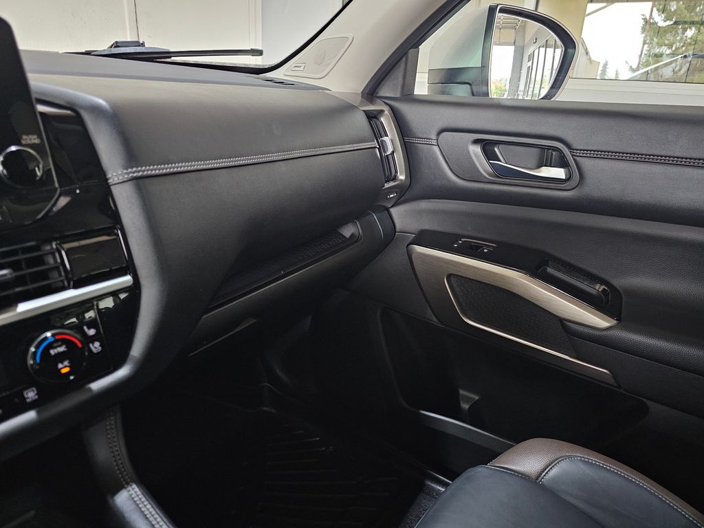 2022 Nissan Pathfinder Platinum photo 19