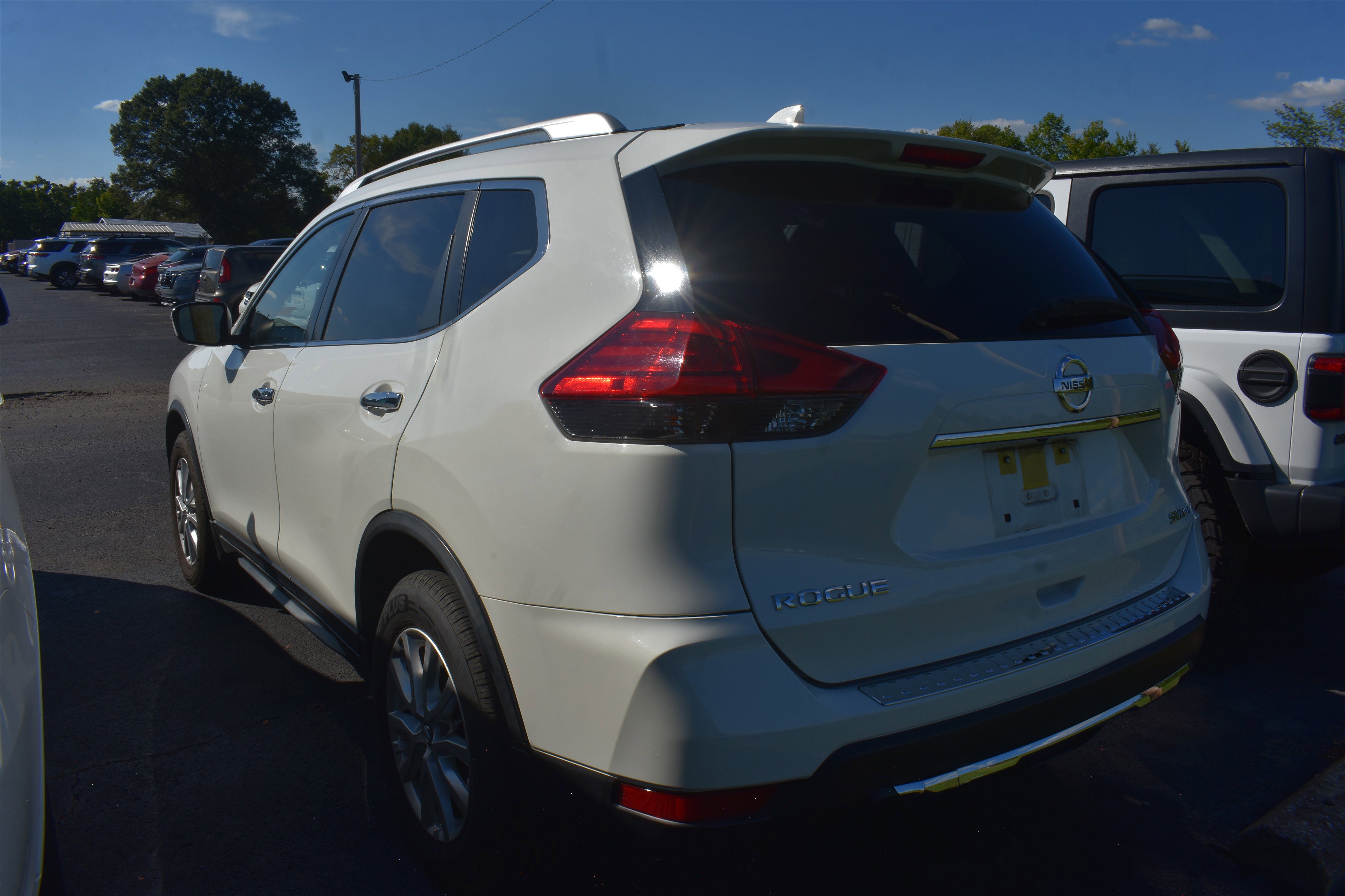 2017 Nissan Rogue SV photo 6