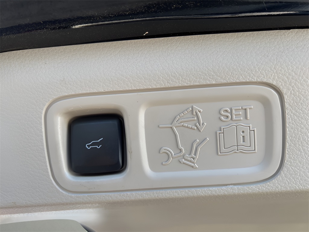 2021 Lincoln Navigator Standard photo 12