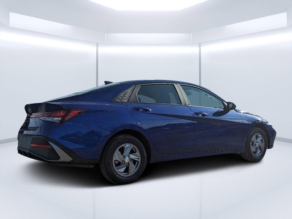 2025 Hyundai Elantra SE photo 3