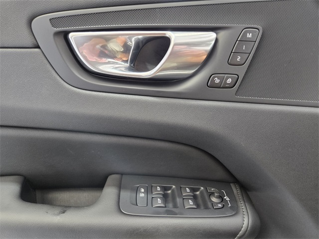 2025 Volvo XC60 B5 Plus photo 34