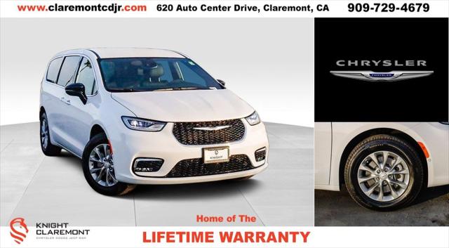 2026 Chrysler Pacifica Select's photo