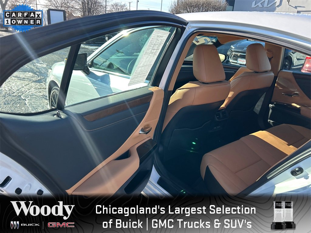 2025 LEXUS ES - Image 30