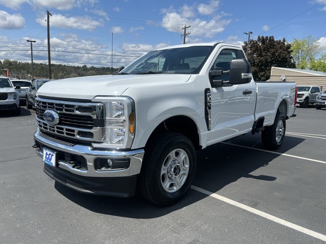 2025 Ford F-350 XLT photo 2