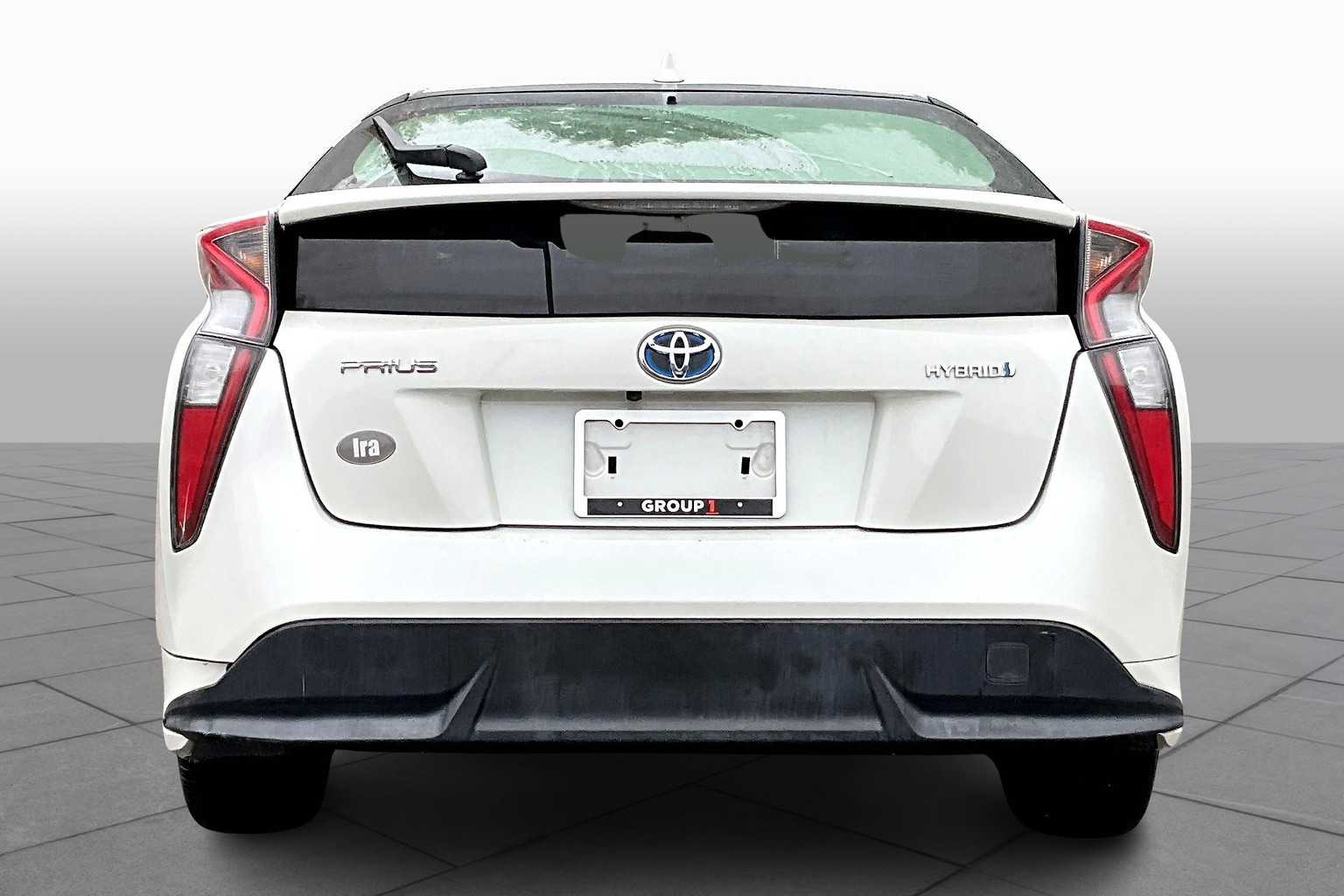 2016 Toyota Prius Three Touring photo 4