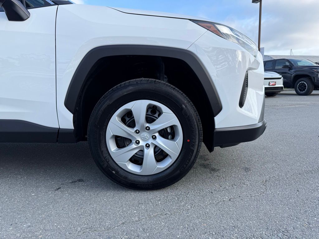 2025 Toyota RAV4 LE photo 4