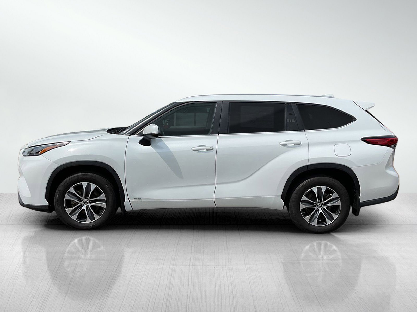 Used 2023 Toyota Highlander XLE with VIN 5TDKBRCH8PS576029 for sale in Brainerd, Minnesota