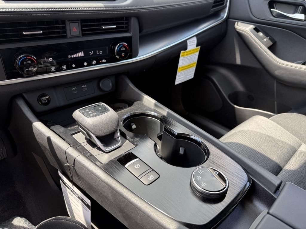 2025 Nissan Rogue SV photo 7