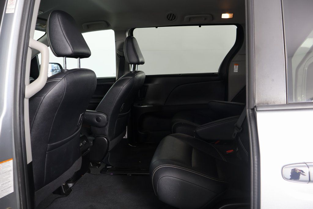 2020 Toyota Sienna SE photo 8