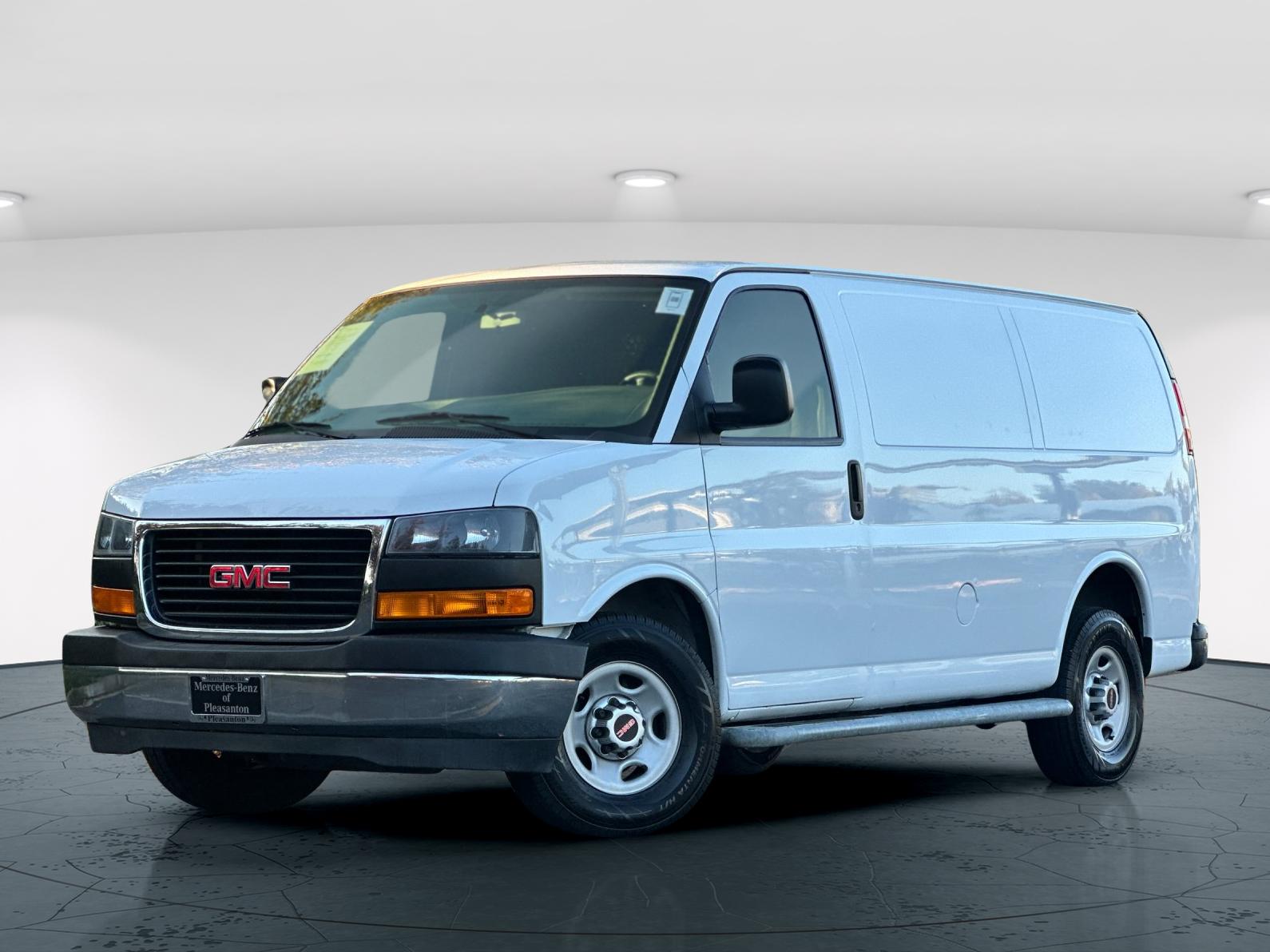 2017 Gmc Savana 2500 Cargo photo 2