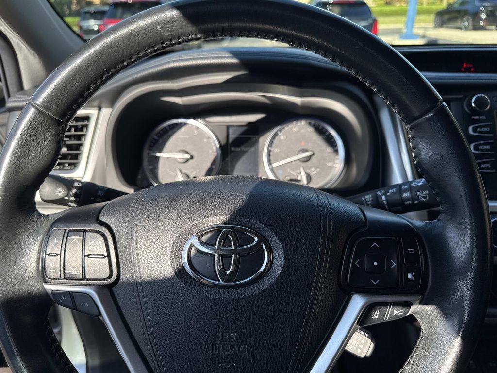 2019 Toyota Highlander SE XLE photo 25
