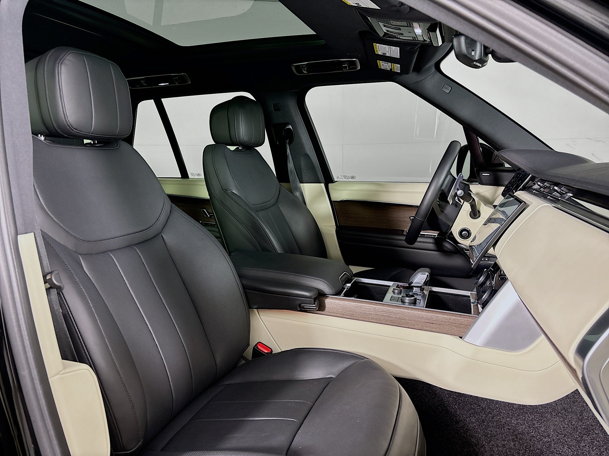 2023 Land Rover Range Rover SE photo 29
