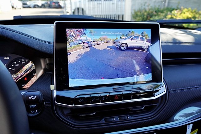 New 2026 Bright White Clear-Coat Exterior Paint Jeep Latitude image 29
