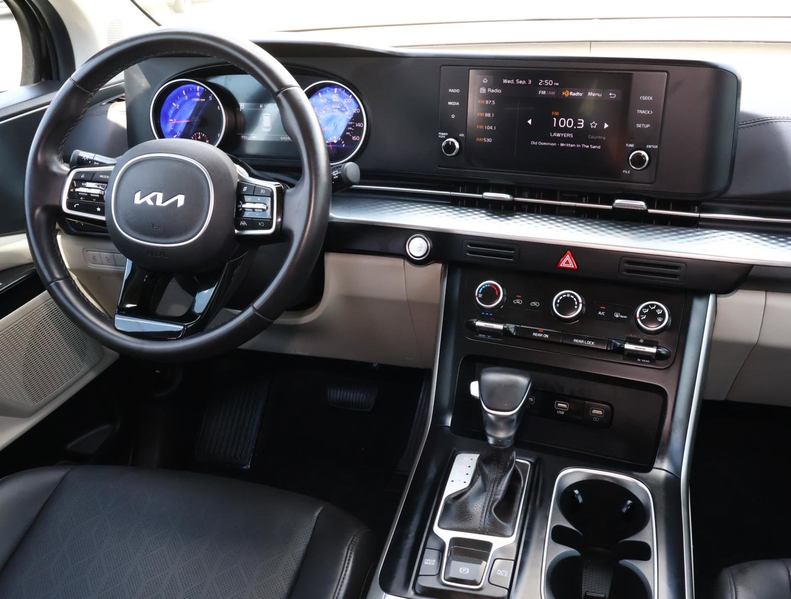 2024 Kia Carnival LX photo 10