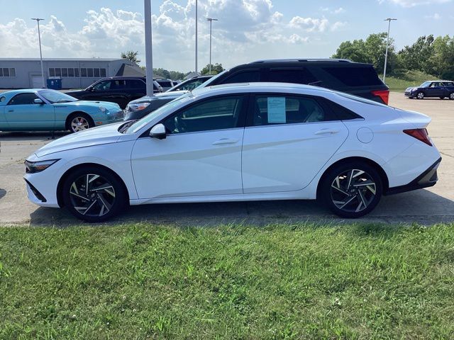 2024 Hyundai Elantra Limited photo 2