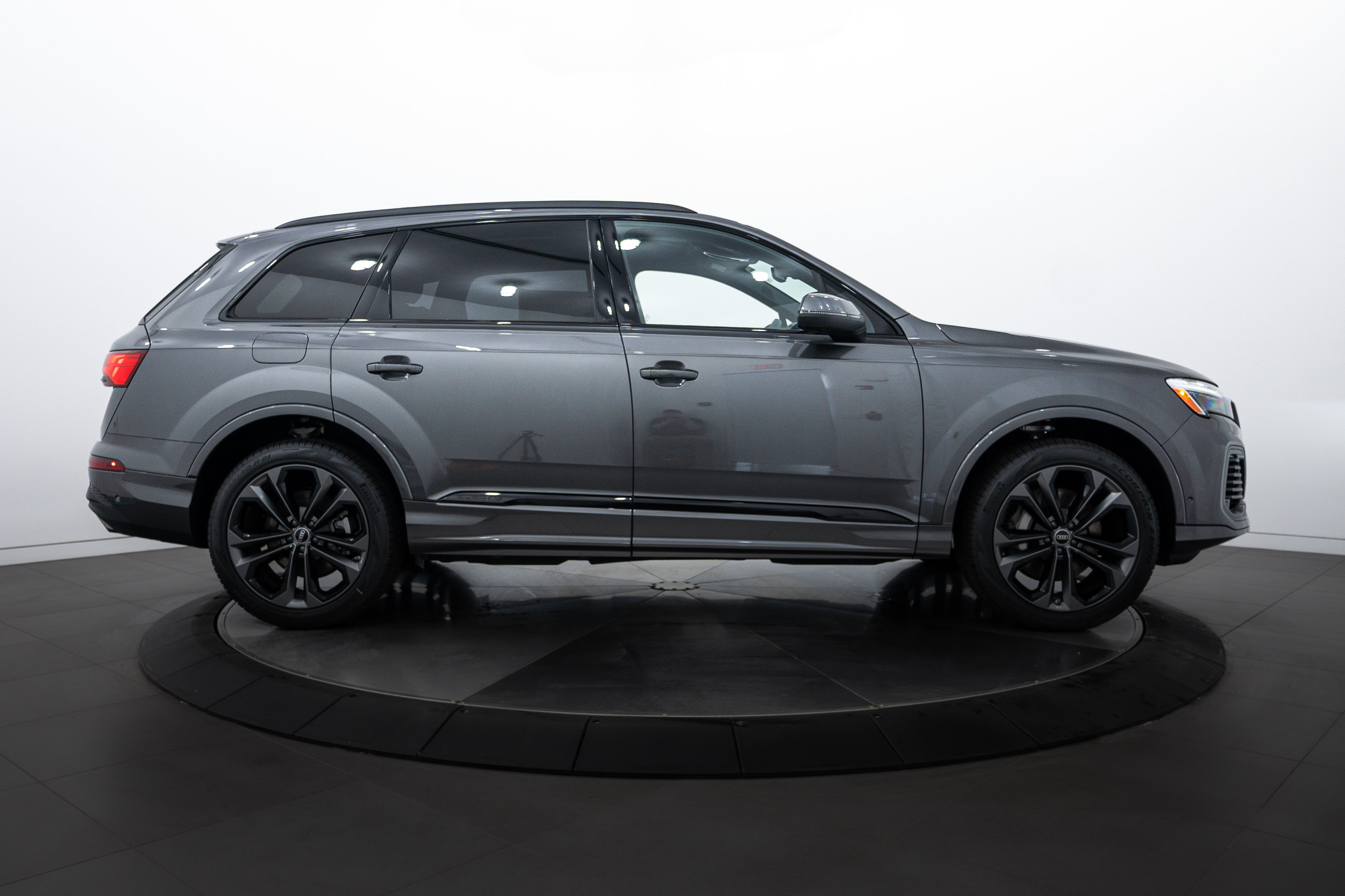 2025 Audi Q7 Premium Plus photo 2
